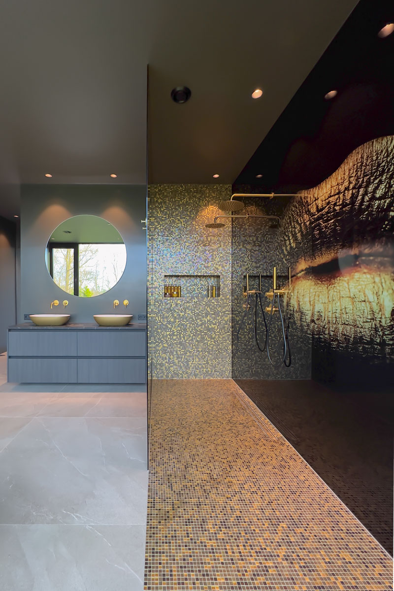 Luxe interieur na de verbouwing van een woning in Groningen met kast op maat, stalen deur, stijlvolle zwarte keuken en houten vloer.